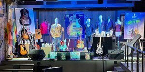 ε δημοπρασία πουλήθηκαν κιθάρες δύο θρύλων της μουσικής, του Έρικ Κλάπτον και του Κερτ Κομπέιν