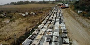 25 αρχιτεκτονικά μέλη, μετά από 21 αιώνες, επιστρέφουν στον αρχαίο περίβολο του Τύμβου Καστά
