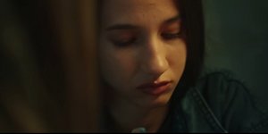 κοπελα κοιτάει χαμηλα 