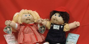 Οι κούκλες Cabbage Patch Kids, οι οποίες στα ελληνικά μεταφράστηκαν ως Λαχανόπαιδα