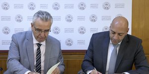 Ο Πρύτανης του ΑΠΘ, Καθηγητής Δημήτριος Κωβαίος, και ο Εκπρόσωπος της UNICEF στην Ελλάδα, Δρ Γασάν Χαλίλ υπογράφουν μνημόνιο συνεργασίας