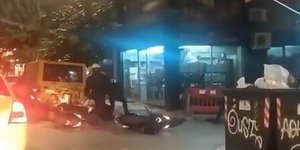 Η στιγμή του ξυλοδαρμού του πολίτη από αστυνομικούς