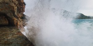 Κύμα σκάει σε βράχια