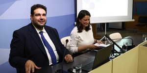 Ο αναπληρωτής υπουργός Θοδωρής Λιβάνιος και η υπουργός Εσωτερικών Νίκη Κεραμέως