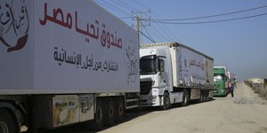 Φορτηγά που μεταφέρουν ανθρωπιστική βοήθεια εισέρχονται στη Λωρίδα της Γάζας από την Αίγυπτο στη Ράφα καθώς η προσωρινή κατάπαυση του πυρός τέθηκε σε ισχύ την Παρασκευή, 24 Νοεμβρίου 2023