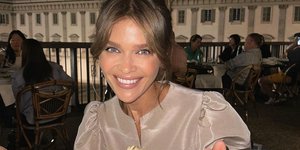 Γυναίκα τρώει μακαρόνια 