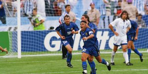 Ο Ντιέγκο Μαραντόνα πανηγυρίζει γκολ κατά της Ελλάδας