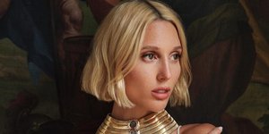 Η Μαρία Ολυμπία Γλίξμπουργκ με λευκό φόρεμα