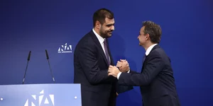 Ο Παύλος Μαρινάκης στην συνεδρίαση της ΠΕ της ΝΔ -Χειραψία με τον πρόεδρο του κόμματος και πρωθυπουργό Κυριάκο Μητσοτάκη