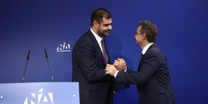 Ο Παύλος Μαρινάκης στην συνεδρίαση της ΠΕ της ΝΔ -Χειραψία με τον πρόεδρο του κόμματος και πρωθυπουργό Κυριάκο Μητσοτάκη