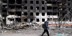 Εικόνες καταστροφής στη Μαριούπολη από τη ρωσική εισβολή