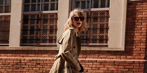 γυναίκα με καμπαρντίνα