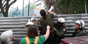 διαμαρτυρία των κατοίκων για την κοπή των δένδρων στα Εξάρχεια