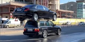 SUV μεταφέρει Mercedes στην οροφή του