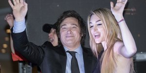 Ο Χαβιέρ Μιλέι με τη σύντροφό του 