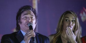 Ο Μιλέι μιλά και η σύζυγός του μένει άφωνη