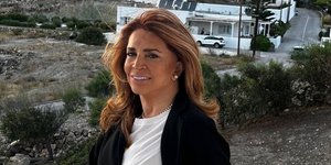 Η Μιμή Ντενίση με μπλε σακάκι