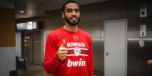 Ο Μήτρου-Λονγκ στο αεροδρόμιο