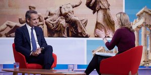 Ο Κυριάκος Μητσοτάκης στη συνέντευξη στο BBC ONE και στην Laura Kuenssberg