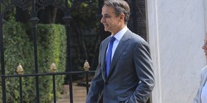 Ο Κυριάκος Μητσοτάκης έξω από το Προεδρικό Μέγαρο