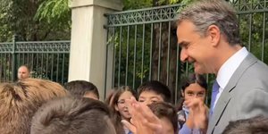 Η συνάντηση Μητσοτάκη με μαθητές έξω από το Προεδρικό [βίντεο]