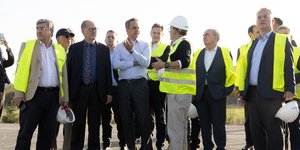 Ο πρωθυπουργός Κυριάκος Μητσοτάκης με  τον πρόεδρο και CEO του ομίλου ΤΕΡΝΑ στη μονάδα διαχείρισης απορριμμάτων στην περιφέρεια Πελοποννήσου