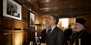 Ο Μητσοτάκης στο Γραφείο Σεφέρη στο Λονδίνο