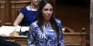 Δομνα Μιχαηλίδου μπλε ασπρο φορεμα