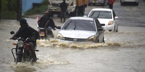 Οχήματα σε πλημμυρισμένο δρόμο στη Κένυα