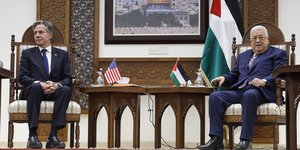 Ο υπουργός Εξωτερικών των ΗΠΑ Άντονι Μπλίνκεν (Αριστερά) με τον Παλαιστίνιο πρόεδρο Μαχμούντ Αμπάς