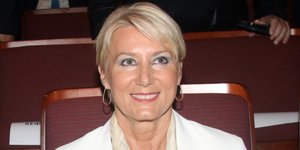 Η Νατάσα Παζαϊτη με λευκό σακάκι