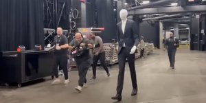 Τρομαικτικός ο Γουεμπανιαμά ως Slenderman πριν τον αγώνα του NBA ανάμεσα σε Φοίνιξ Σανς και Σαν Αντόνιο Σπερς