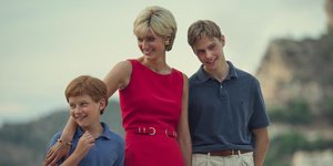 Ελίζαμπεθ Ντεμπίκι στο ρόλο της πριγκίπισσας Νταϊάνα