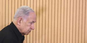 O Μπέντζαμιν Νετανιάχου περπατά σκυφτός