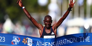 Ο τερματισμός του Κενυάτη Κίπτο, ο οποίος κέρδισε τον 40 Μαραθώνιο της Αθήνας