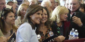 Η υποψήφια για το χρίσμα των Ρεπουμπλικανών Νίκι Χέιλι ποζάρει για selfie με οπαδούς της