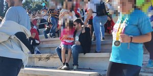 Ο Νίκος Ανδρουλάκης με τον γιο του μετά τη λήξη του μαραθωνίου