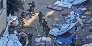 Ισραηλινοί στρατιώτες περπατούν στην περιοχή του νοσοκομείου Al-Shifa στην πόλη της Γάζας