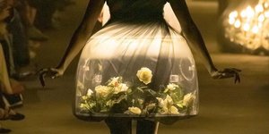 Ο οίκος μόδας Undercover ζήτησε συγνώμη για τη χρήση ζωντανών πεταλούδων στα φορέματά του