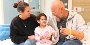 Η συγκινητική στιγμή που η 4χρονη όμηρος της Χαμάς βρέθηκε πάλι με την οικογένειά της