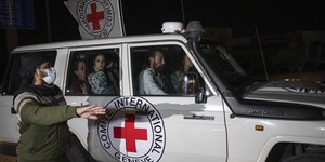 Ένα όχημα του Ερυθρού Σταυρού περνάει από τη Λωρίδα της Γάζας