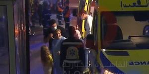 H Ντανιέλ Αλόνι βγαίνει από το ασθενοφόρο με την κόρη της, μετά την απελευθέρωσή τους από τη Χαμάς