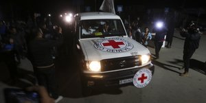 Οχημα του Ερυθρού Σταυρού μεταφέρει ομήρους