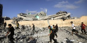 Παιδιά σε κατεστραμμένη περιοχή της Γάζας