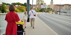 Οικογένεια με παιδιά περπατάει σε πεζοδρόμιο