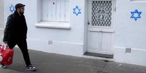 Αστέρια του Δαβίδ σε τοίχους κτιρίων στην πρωτεύουσα της Γαλλίας