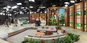 Ελληνίδα παρουσιάστρια αυτοτρολάρεται και ποζάρει με κόκκινο κραγιόν στα δόντια