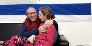 H 9χρονη Εμιλι Χαντ στην αγκαλιά του πατέρα της