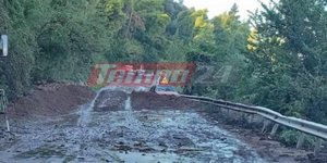 Κόλλησαν στη λάσπη αυτοκίνητα στην παλαιά εθνική οδό Πατρών-Αθηνών