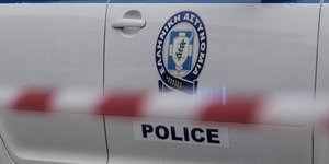 Περιπολικό έχει κλείσει το δρόμο